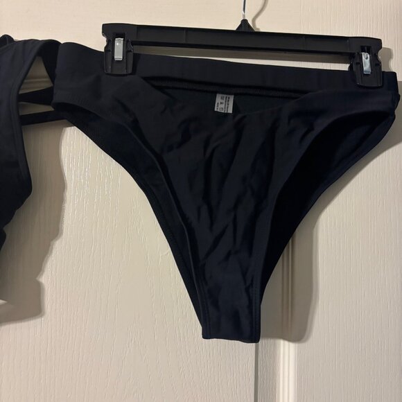 NWOT Women's Black Cutout One Shoulder Bikini Set SZ M - Picture 3 of 5